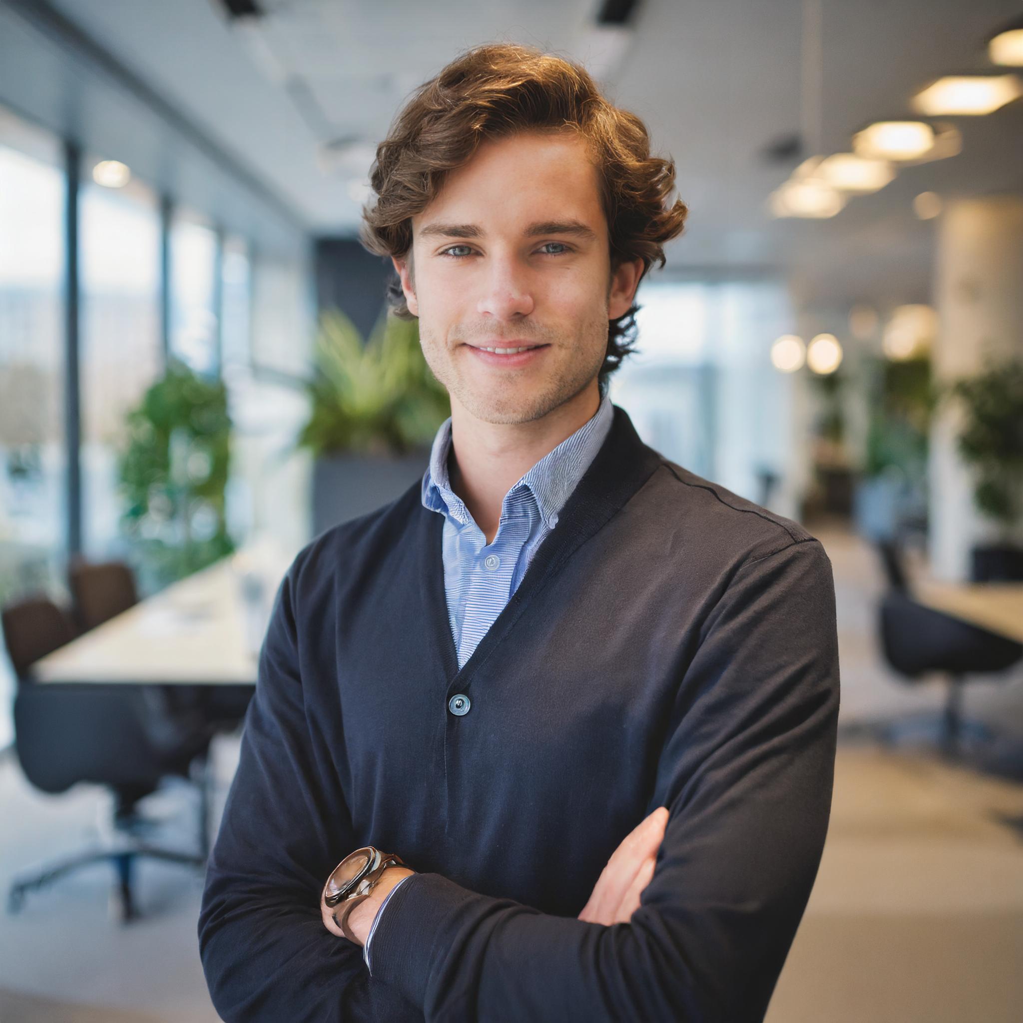 Mann in einem modernen Büro, freundlich lächelnd